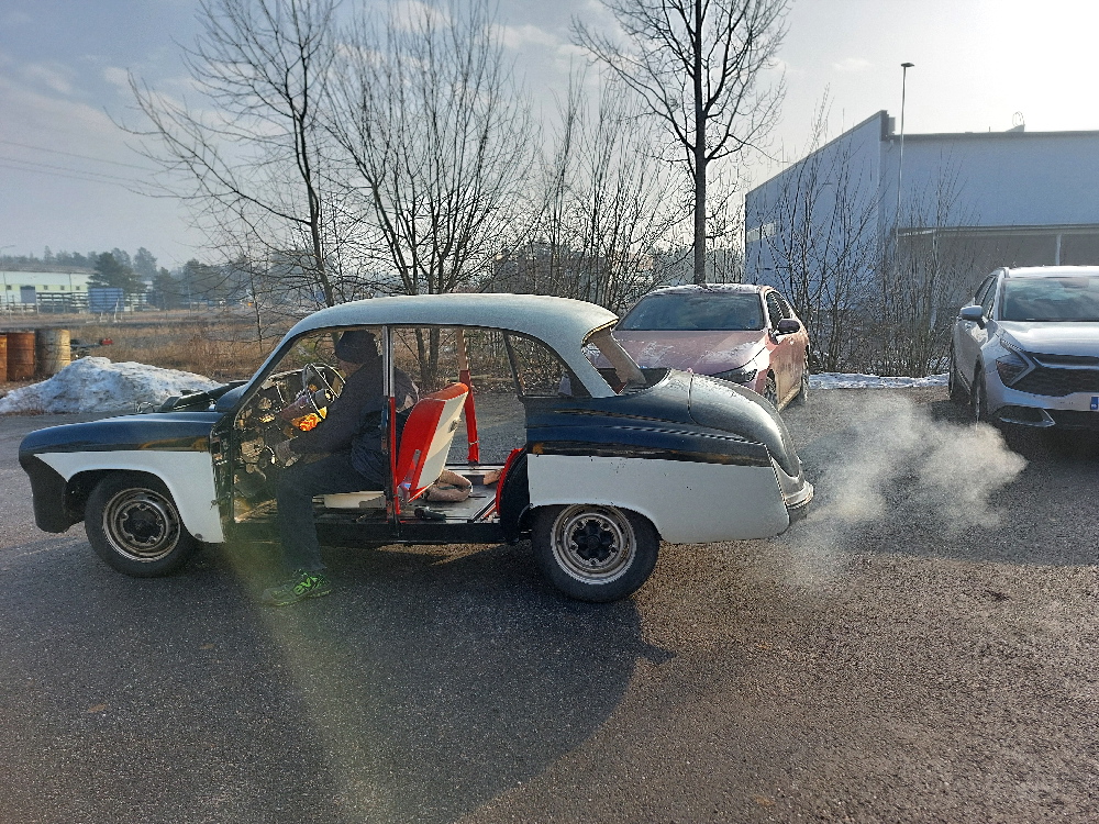 Maaliskuu 26, sawut pihalle.jpg